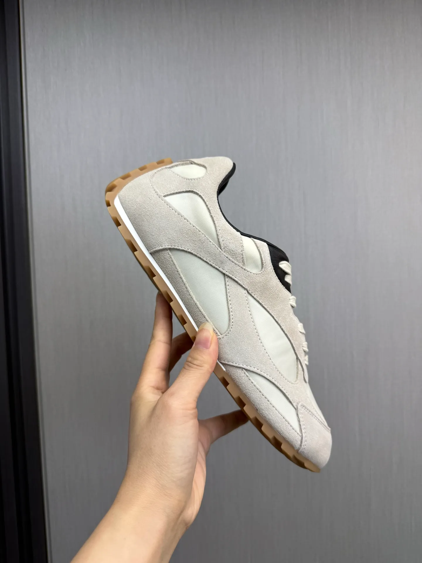 Men's men's shoes💰540💰 Bottega Veneta｜BV's new Forrest Gump shoes. Dexun shoes🩷💚 Sneaker technology nylon and suede, inspired by retro sneakers, light, comfortable, breathable and essential item. Original wear-resistant and non-slip rubber outsole❕❗️ Size: Female 35-40 (40 is custom-made and cannot be returned) Male 39-45 (45 is custom-made and cannot be returned or exchanged)